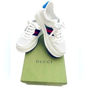 Gucci AUTHENTIC.Like new.Box&dust bag.This AMAZING price is firm .